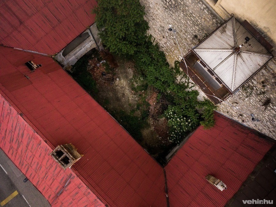 A Ruttner-ház felülnézetből, a falon a régi őrbódéval