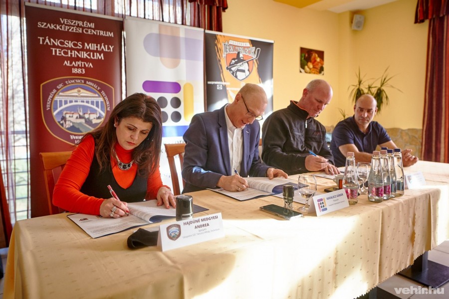Hajdúné Medgyesi Andrea, Kavalecz Gábor, Németh Balázs és Máhl Krisztián az együttműködés aláírásakor kedd délután Veszprémben.