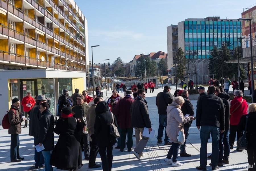 Ellenzéki aktivisták hada indult el kampányolni a 2015-ös időközi választás utolsó napjaiban Veszprémben