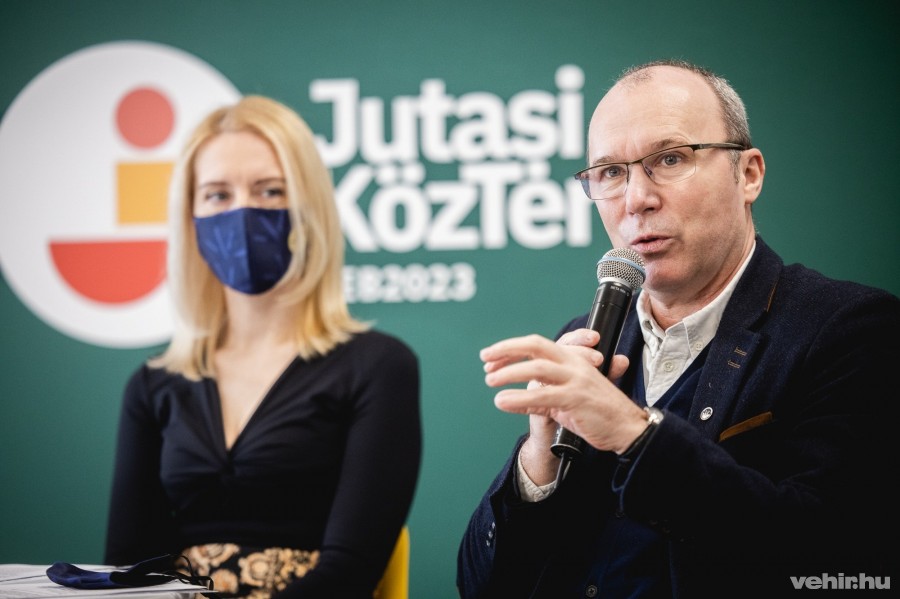 Markovits Aliz és Porga Gyula a Jutasi Köztér megnyitóján 2022. február 3-án.