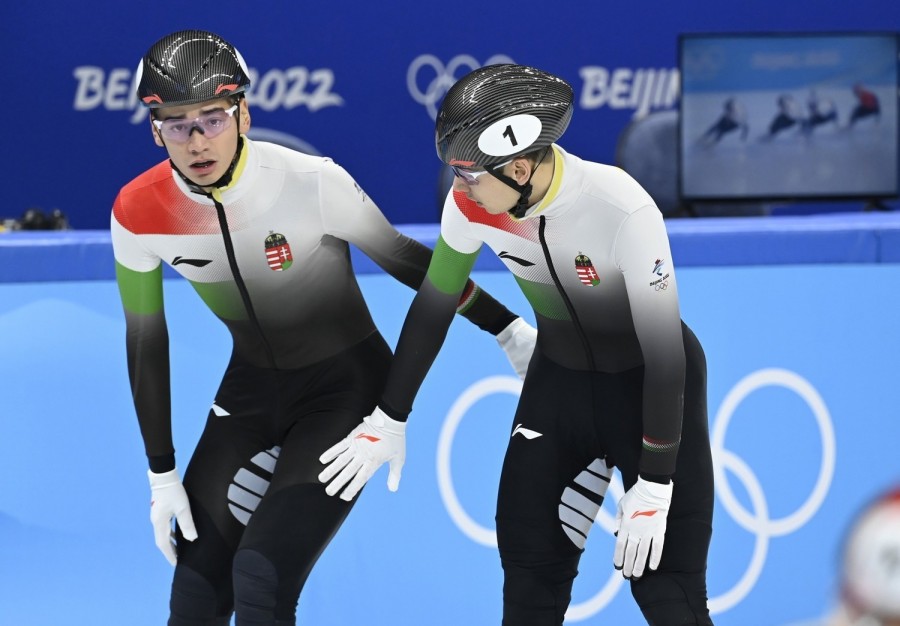 Liu Shaolin Sándor (b) és Liu Shaoang a férfi rövidpályás gyorskorcsolyázók 1000 méteres versenyének középdöntője után a Fővárosi Fedett Stadionban a pekingi téli olimpián 2022. február 7-én. MTI/Kovács Tamás 