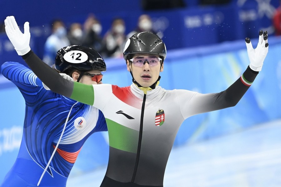 Liu Shaoang elsőként ér célba a férfi rövidpályás gyorskorcsolyázók 500 méteres versenyének döntőjében a Fővárosi Fedett Stadionban a pekingi téli olimpián 2022. február 13-án. Mellette a második helyezett orosz Konsztantyin Ivlijev. MTI/Kovács Tamás