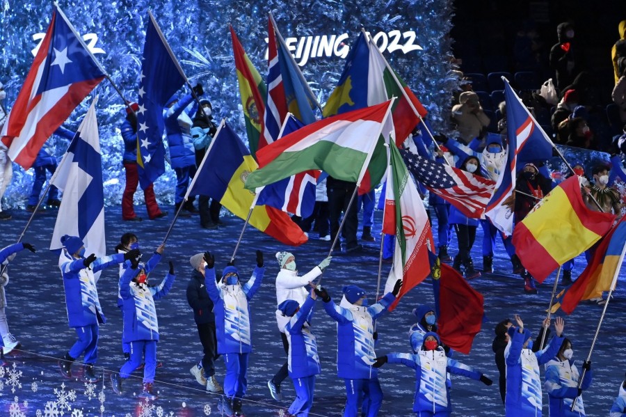Kónya Ádám sífutó viszi a nemzeti zászlót a pekingi téli olimpia záróünnepségén 2022. február 20-án. MTI/Kovács Tamás