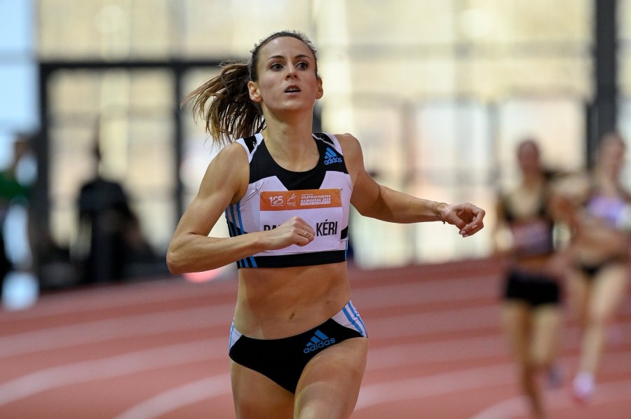 A későbbi győztes Bartha-Kéri Bianka, a fedett pályás atlétikai országos bajnokság női 800 méteres síkfutás versenyszámában a nyíregyházi atlétikai centrumban 2022. február 27- én. MTI/Czeglédi Zsolt