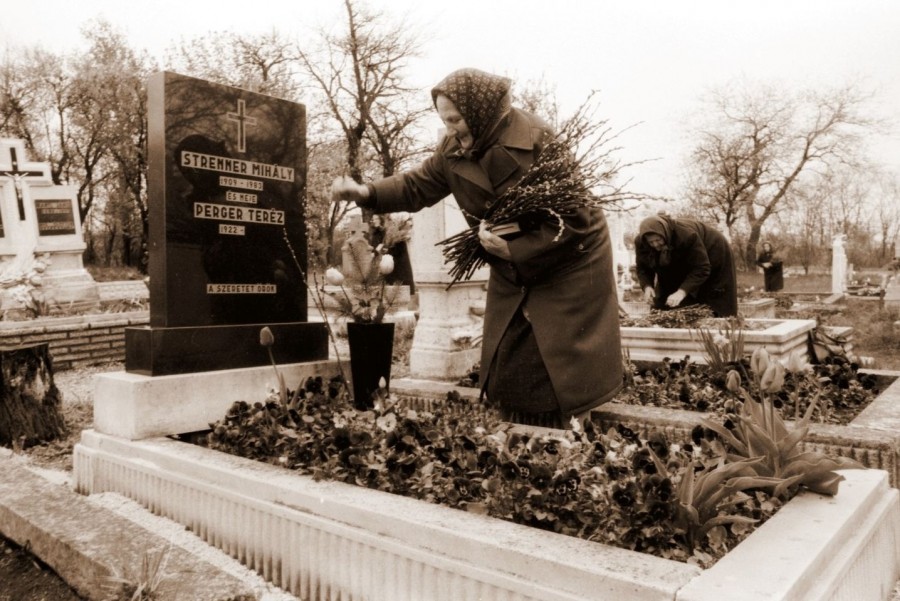 Szentelt barkaágak tétele a hozzátartozók sírjára, Veszprémfajsz, 1988, Róka Lajos felvétele / Forrás: Laczkó Dezső Múzeum