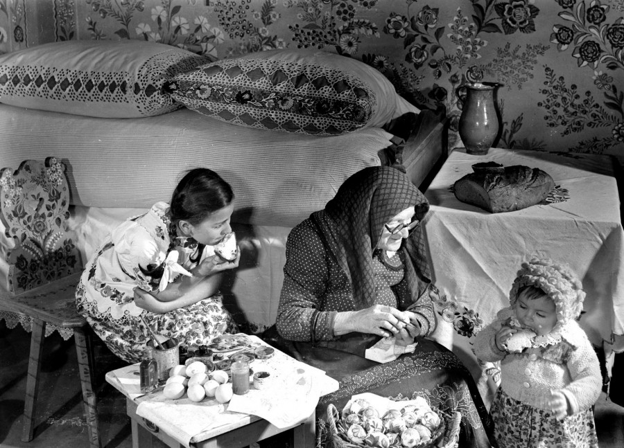 A húsvéti ünnepek közeledtével festi a tojásokat özvegy Tamásné Rigó Borbála unokájával és dédunokájával Öregcsertőn, az ötvenes évek első felében (Forrás: Magyar-fotó)