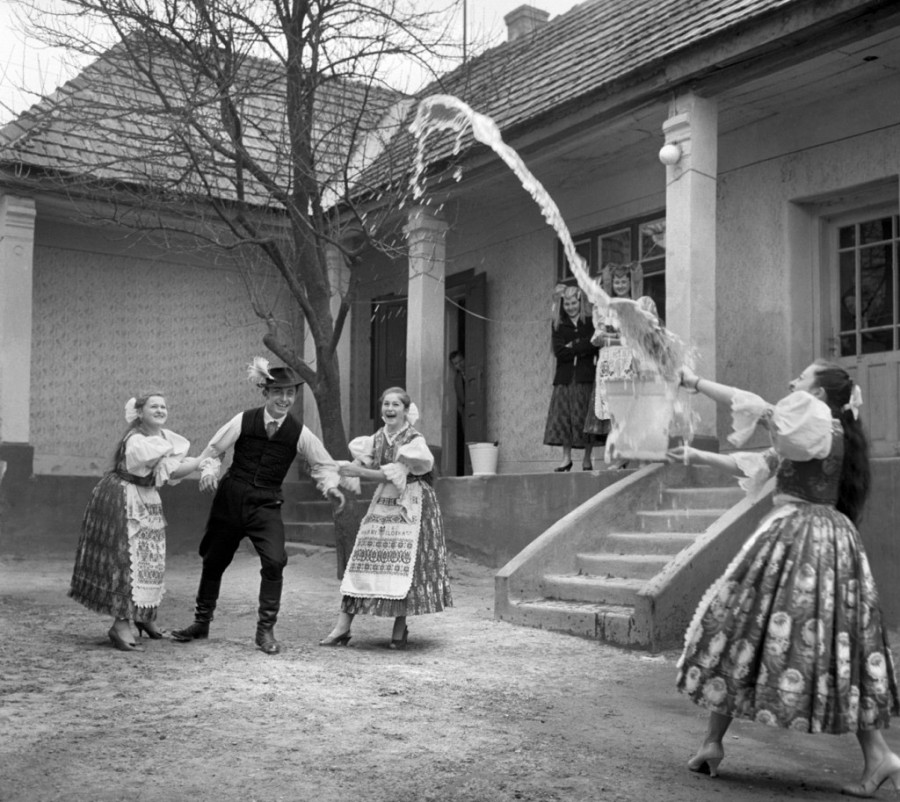 Vagy vissza is lehet vágni. Őrhalom, 1961.03.31. Egy legényt fog le két lány húsvét keddjén, hogy falujuk hagyományai szerint egy vödör kútvízzel locsolja le. (Fotó: MTI, Bajkor József)