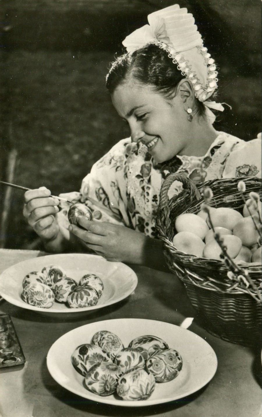 Korabeli képeslapon a húsvéti tojásfestés ( Forrás: Magyar Nemzeti Digitális Archívum)