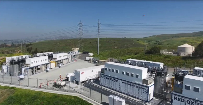 San Diego-ban egy egész energiatároló létesítményt hoztak létre ezzel a technológiával. A vanádium redox flow akkumulátorok folyékony elektrolitokat tartalmazó tartályokból és szivattyúkból állnak. Forrás: power-grid.com