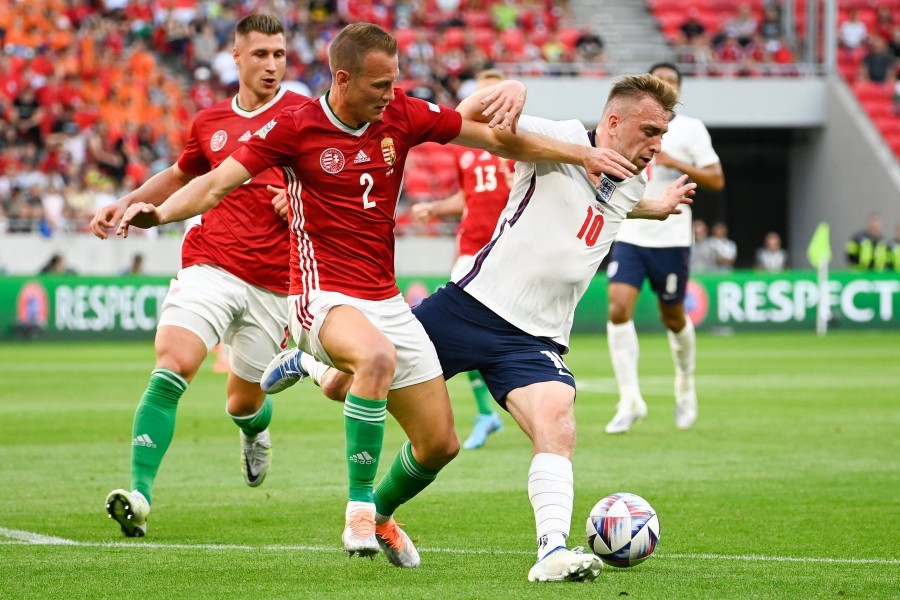Lang Ádám (b) és az angol Jarrod Bowen a labdarúgó Nemzetek Ligája 1. fordulójában játszott Magyarország - Anglia mérkőzésen a Puskás Arénában 2022. június 4-én. Hátul Willi Orbán. MTI/Koszticsák Szilárd 