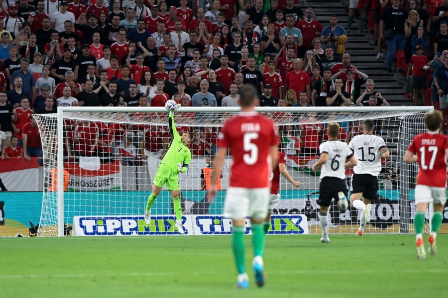 A német Manuel Neuer kapus hárít egy lövést a labdarúgó Nemzetek Ligája 3. fordulójában játszott Magyarország - Németország mérkőzésen a budapesti Puskás Arénában 2022. június 11-én. MTI/Kovács Tamás