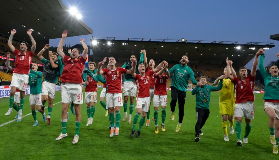 A magyar csapat tagjai győzelmüket ünneplik a labdarúgó Nemzetek Ligája 4. fordulójában játszott Anglia - Magyarország mérkőzés után a wolverhamptoni Molineux Stadionban 2022. június 14-én. A magyar válogatott 4-0-ra győzött. MTI/Koszticsák Szilárd