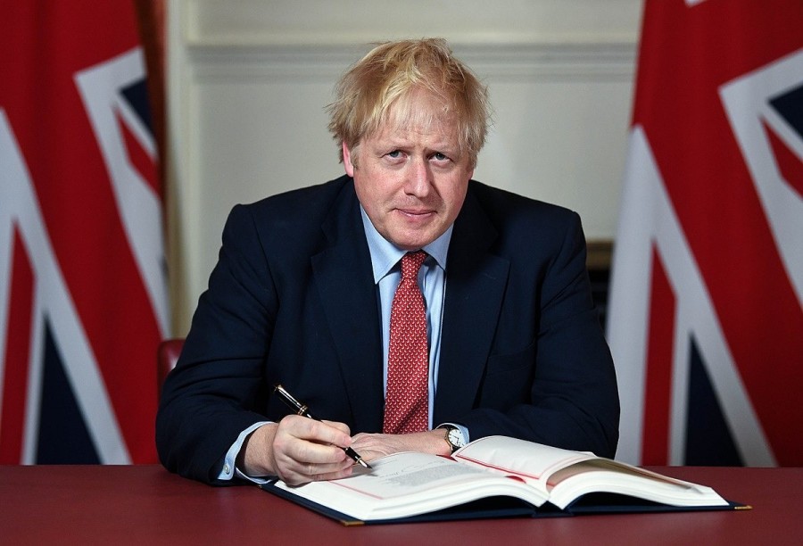 Boris Johnson a brexit-megállapodás aláírásakor (Fotó: a brit miniszterelnök hivatalos twitter-fiókja)
