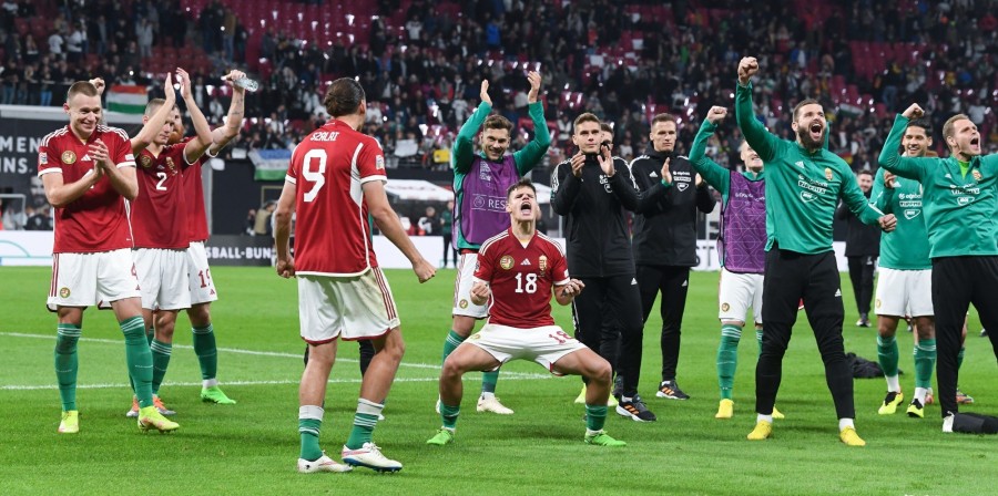 A győztes magyar válogatott játékosai ünnepelnek a labdarúgó Nemzetek Ligája A divíziója 3. csoportjában, a Németország-Magyarország mérkőzés után a lipcsei Red Bull Arenában 2022. szeptember 23-án. A magyar csapat 1-0-ra nyert. MTI/Illyés Tibor