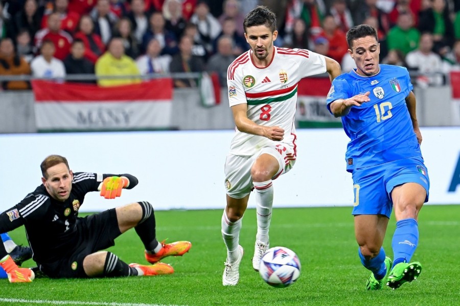 Az olasz Giacomo Raspadori (j) gólt lő Nagy Ádám (k) és Gulácsi Péter mellett a labdarúgó Nemzetek Ligája A divíziója 3. csoportjában játszott Magyarország - Olaszország mérkőzésen a Puskás Arénában 2022. szeptember 26-án. MTI/Kovács Tamás