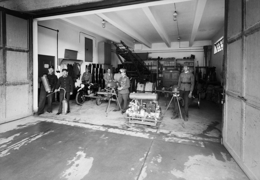 Tűzoltó szerek a mai belvárosi üzletház helyén állt egykori laktanya garázsában, 1940 (Fortepan / Veszprém Megyei Levéltár/Kozelka Tivadar)
