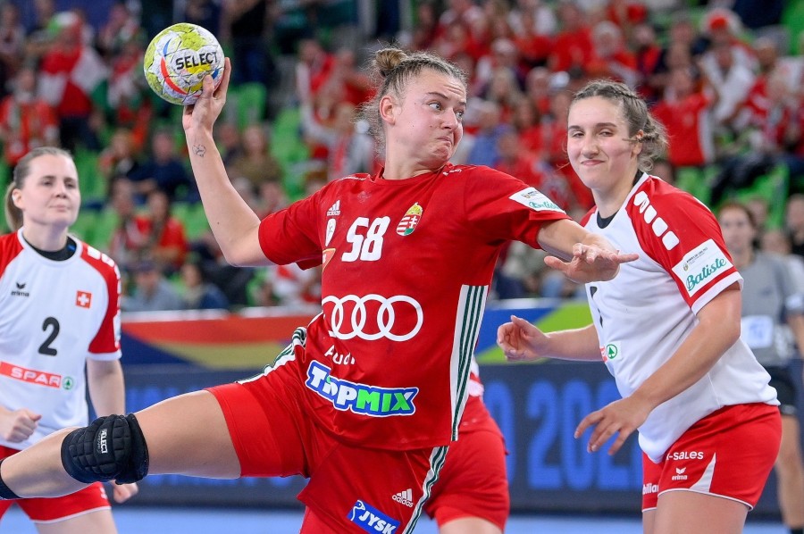 Bordás Réka (k) és a svájci Tabea Schmid (j) a női kézilabda Európa-bajnokság Magyarország - Svájc mérkőzésén a ljubljanai Stozice Arénában 2022. november 4-én. MTI/Czeglédi Zsolt