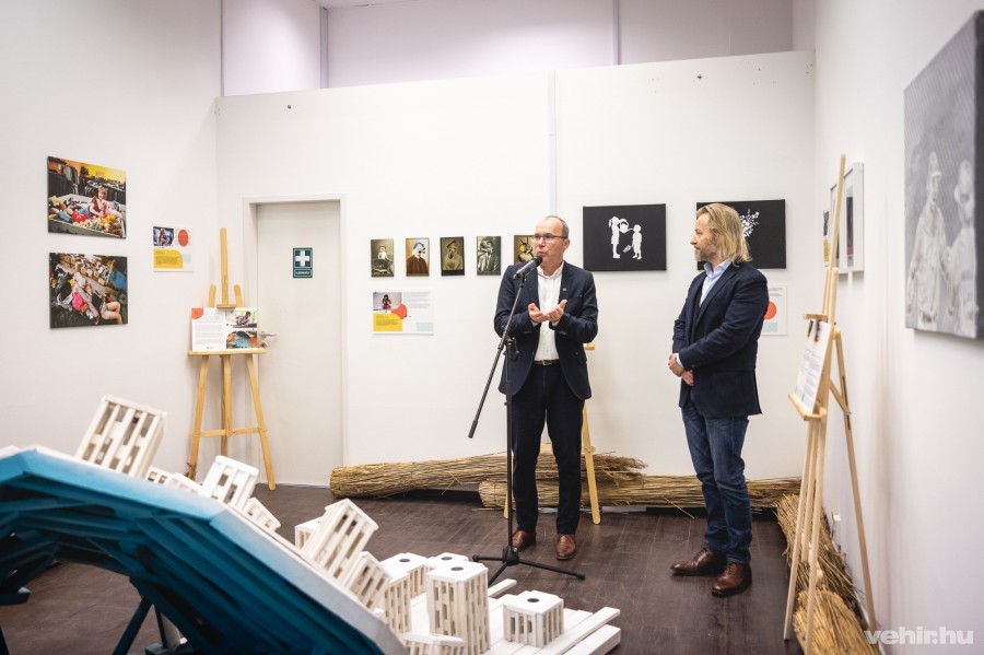 A megnyitót Porga Gyula polgármester úr beszéde indította, majd Erdélyi Szabolcs, a HybridCycle ügyvezetője beszélt részletesebben a Tiszta Balaton, tiszta művészet projektről.