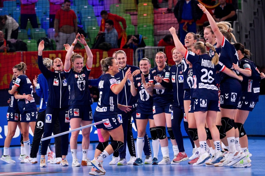 A győztes norvég csapat ünnepel a női kézilabda Európa-bajnokság döntőjében játszott Dánia - Norvégia mérkőzés után a ljubljanai Stozice Arénában 2022. november 20-án. A norvég válogatott 27-25-re nyert. MTI/Czeglédi Zsolt
