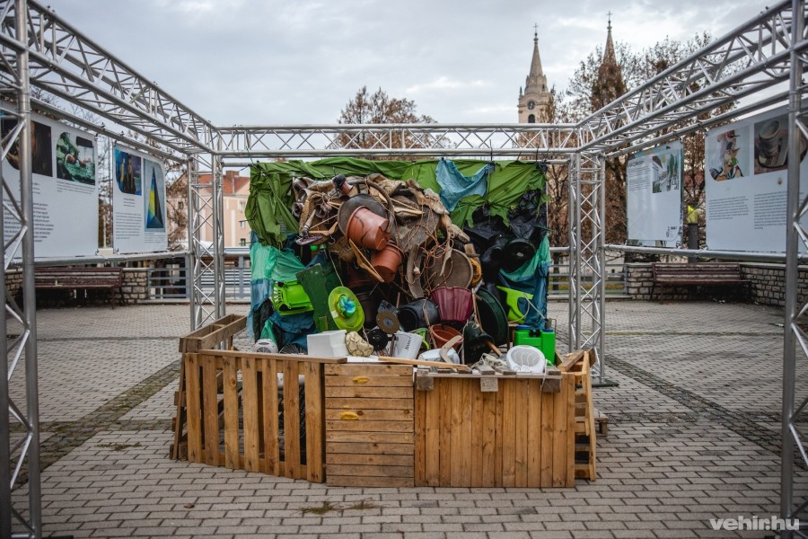 A kiállítás “meglepetés szereplője” Sinkovics Ede művész medve trash art alkotása