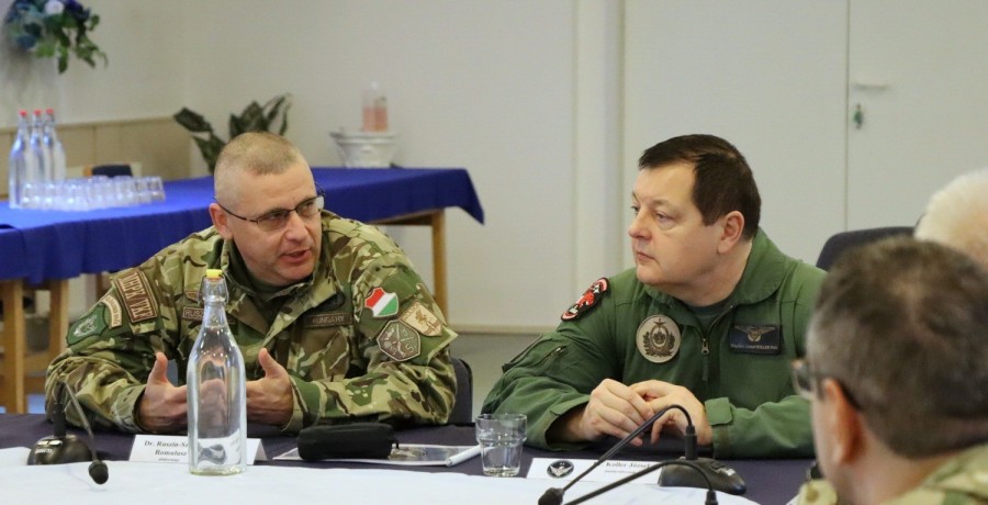 Ruszin-Szendi Romulusz a veszprémi MH Légierő Parancsnokság vezetési központjában dr. Koller József dandártábornok, megbízott parancsnokkal
