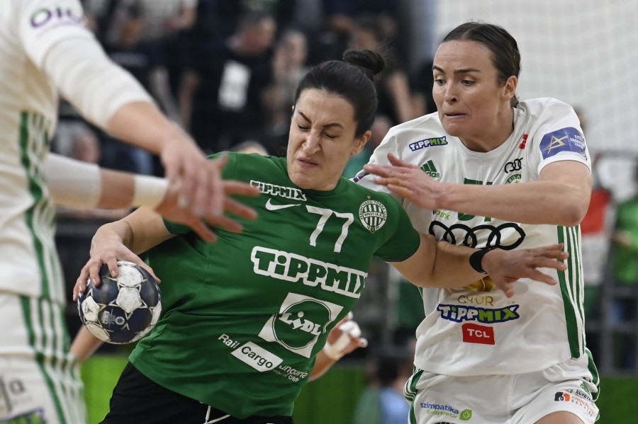 A ferencvárosi Andrea Lekic (b) és a győri Yvette Broch a női kézilabda NB I-ben játszott FTC-Rail Cargo Hungaria - Győri Audi ETO KC mérkőzésen az Elek Gyula Arénában 2022. december 14-én. MTI/Kovács Tamás