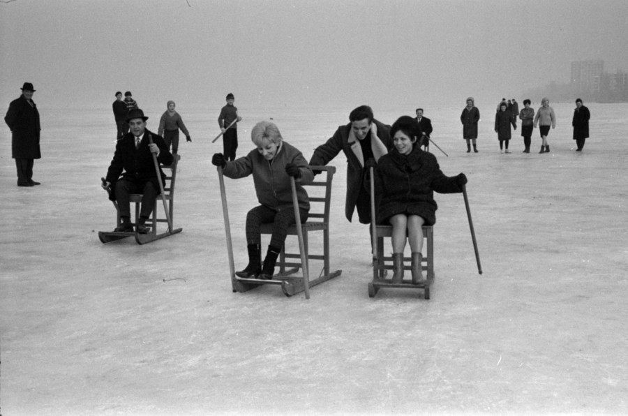 Fakutyázók, a befagyott Balaton a füredi hajóállomásnál. 1967 Fotó: Bojár Sándor / Fortepan