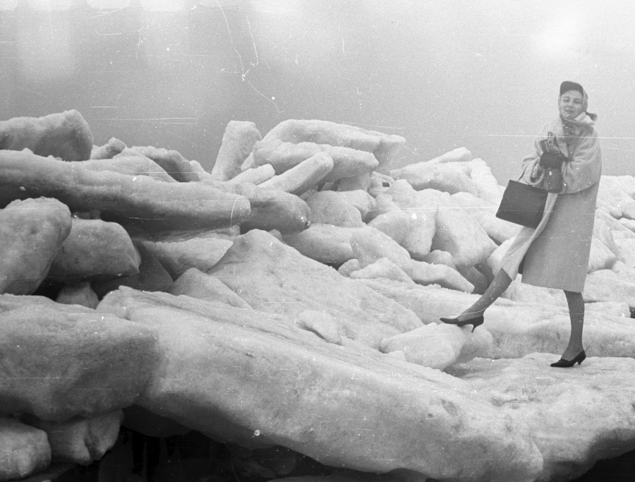 Vidám pózolás a jégtáblák mellett, 1966 Fotó: Pálinkás Zsolt / Fortepan