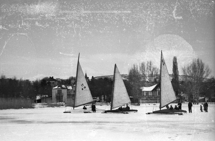 A befagyott Balaton a füredi hajóállomásnál. A parton a Yacht Club és a Vitorlás étterem épületei.1966. Fotó: Berkó Pál/Fortepan