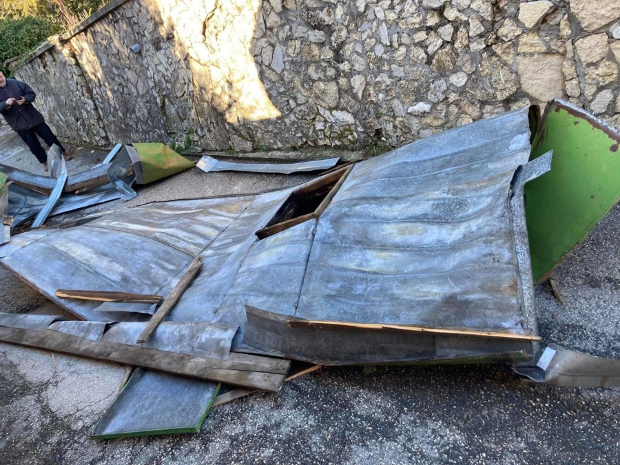 Veszprémben egy ház tetőszerkezetének egy része is az úton landolt