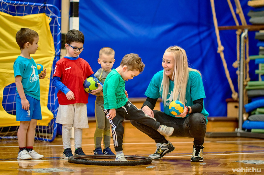 Gerstmár Szilvia segíti a munkát