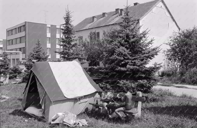 Peremarton, 1985. augusztus 16. Felállított sátor mellett, a padon kártyázó gyerekek a földrengést követően Peremartonban. MTI Fotó: Hámor Szabolcs