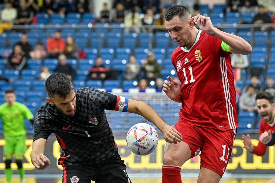 Dróth Zoltán (j) és a horvát Franco Jelovcic a 2024-es futsal-világbajnokság európai selejtezőcsoportjában játszott Magyarország - Horvátország mérkőzésen a debreceni Főnix Arénában 2023. március 7-én. MTI/Czeglédi Zsolt