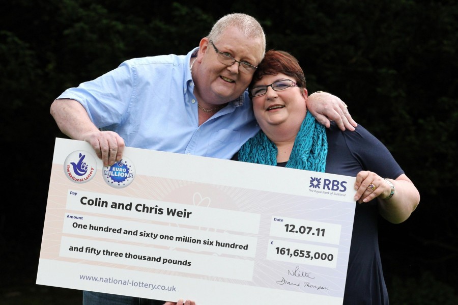 Colin Weir és felesége a nyereménnyel (fotó: The Times)