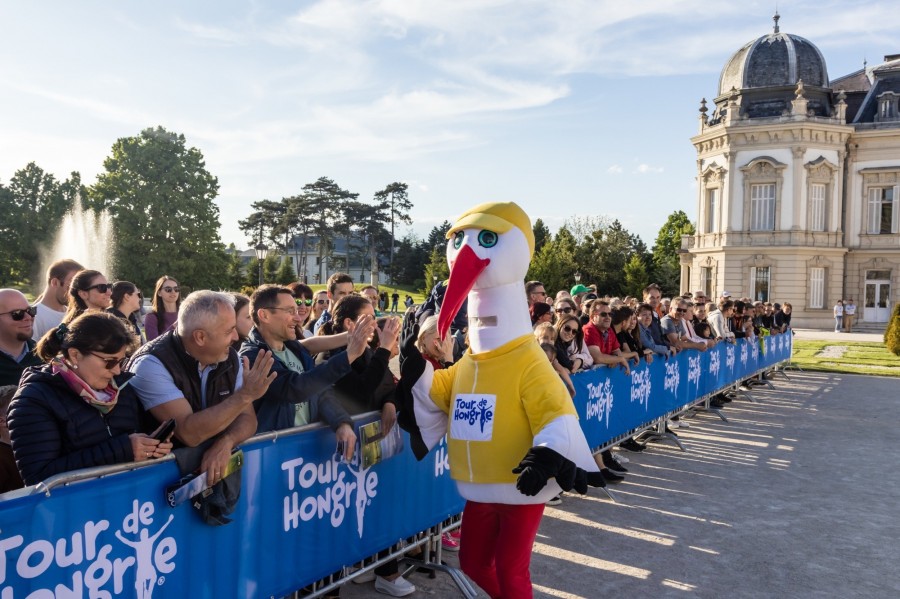 Trudi, a verseny kabalafigurája a Tour de Hongrie országúti kerékpáros körverseny csapatbemutatóján a keszthelyi Festetics-kastély parkjában 2023. május 9-én - MTI/Katona Tibor