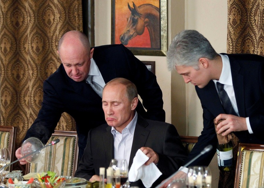 Köépen Putyin elnök, tőle balra Jevgenyij Prigozsin (fotó: Fotó: Misa Japaridze / Reuters)