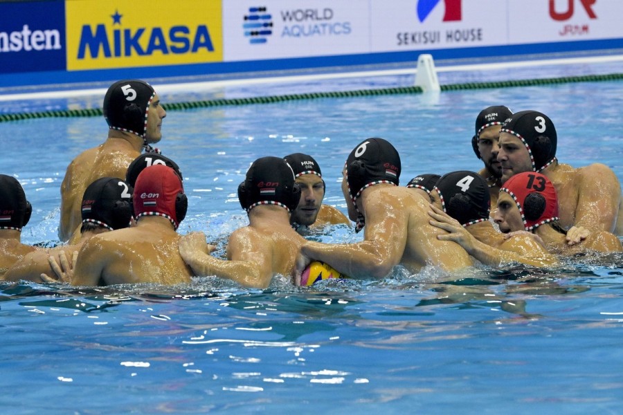 Magyar játékosok a férfi vízilabdatorna csoportkörének második fordulójában játszott Horvátország - Magyarország mérkőzés előtt a fukuokai vizes világbajnokságon 2023. július 19-én. MTI/Koszticsák Szilárd