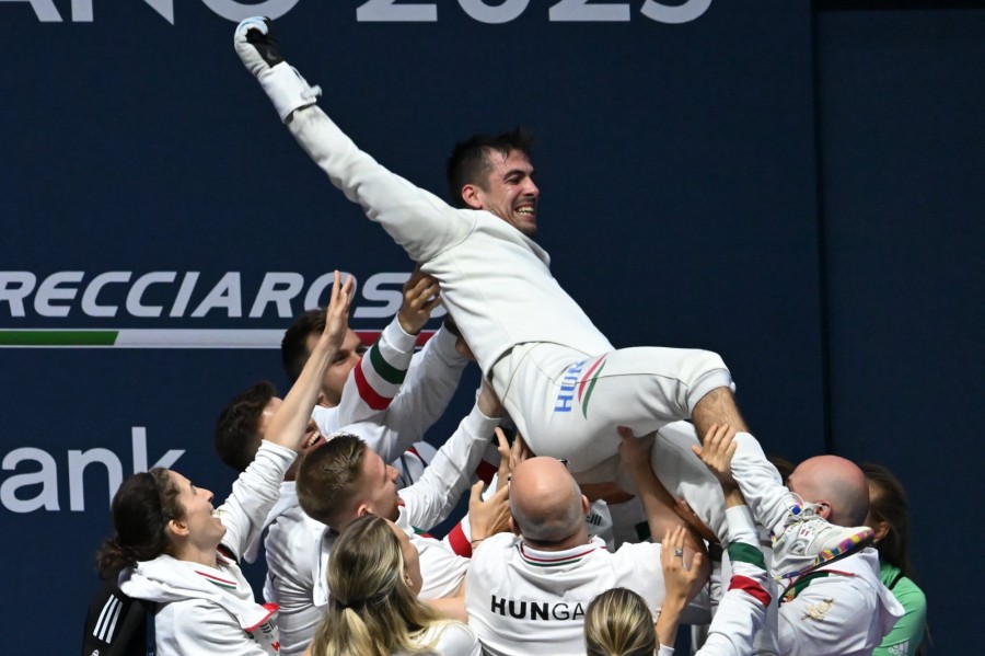 A győztes Koch Mátét ünneplik a férfi párbajtőrverseny döntője után a milánói vívó-világbajnokságon 2023. július 26-án. MTI/Illyés Tibor