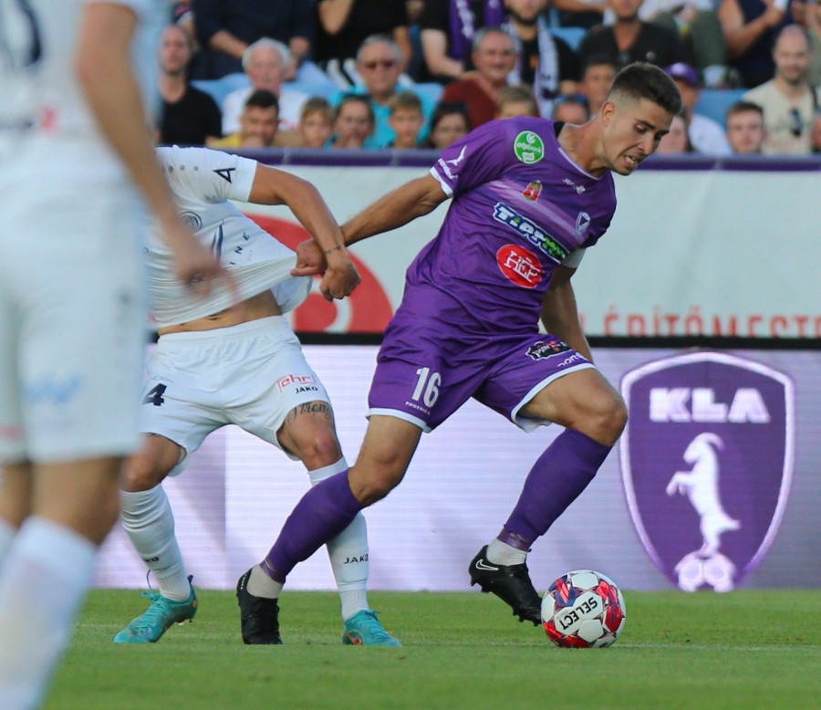 A kecskeméti Vágó Levente (j) a labdarúgó Konferencia-liga selejtezőjének második fordulójában játszott Kecskeméti TE-Riga FC mérkőzésen a kecskeméti Széktói Stadionban 2023. július 27-én. MTI/Bús Csaba