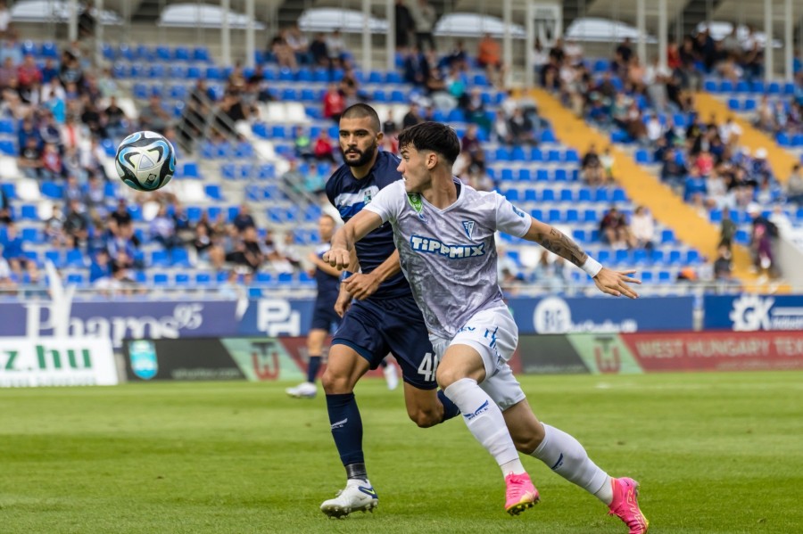 A zalaegerszegi Szalay Szabolcs (j) és Sztefanosz Evangelu, a horvát csapat játékosa a labdarúgó Konferencia-liga selejtezőjének második fordulójában játszott ZTE FC - Osijek mérkőzésen a zalaegerszegi ZTE Arénában 2023. augusztus 3-án. MTI/Katona Tibor