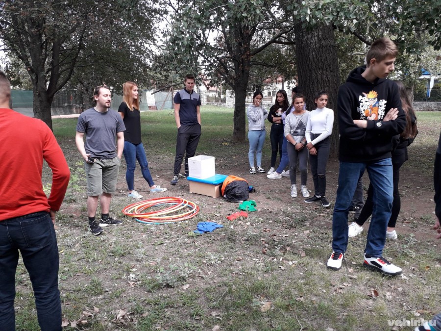 Mentorhallgatók szervezte játékos sportvetélkedő az egyetem udvarán