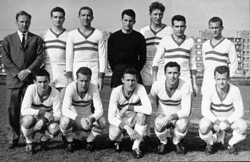 A Győri Vasas ETO 1964-es csapatában az álló sorban Hidegkuti Nándor edző mellett balról a második Szániel János