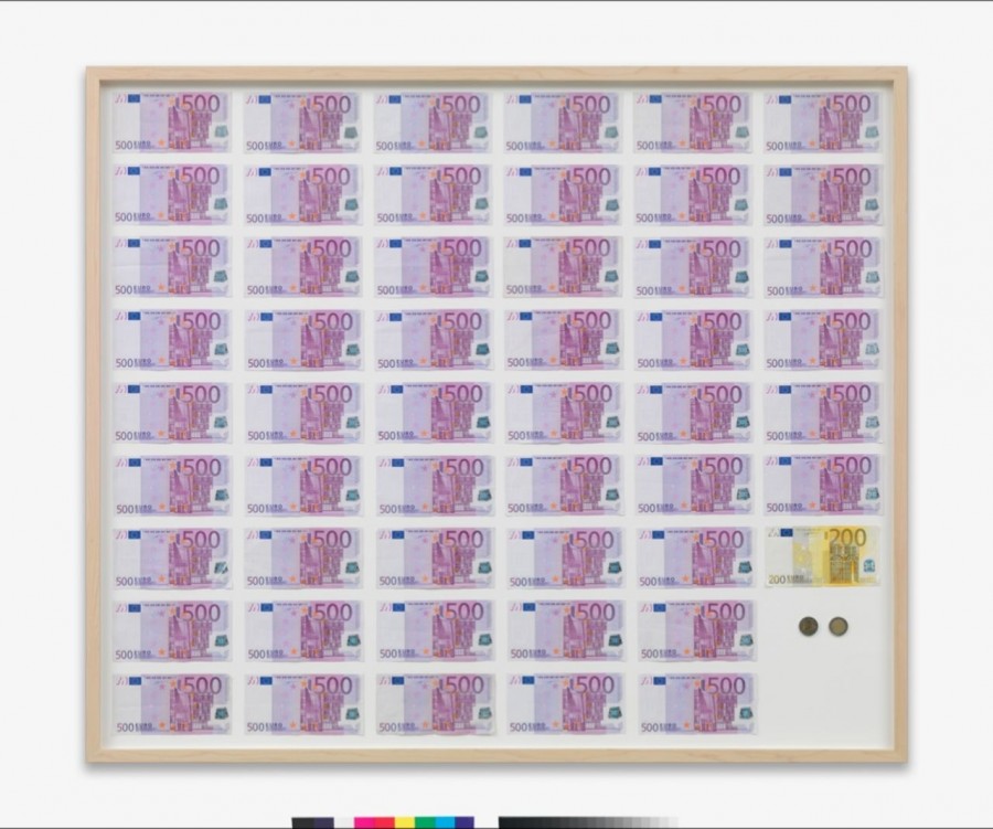 Jens Haaning 2007-es képe, ami az osztrák átlagkereset témáját dolgokzta fel euró bankjegsekkel. (forrás: Jens Ziehe/Courtesy Sabsay Gallery)