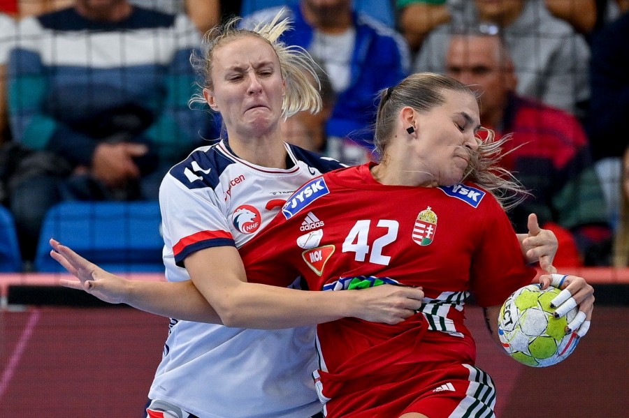 Klujber Katrin (j) és a norvég Henny Reistad a női kézilabda Eurokupa 1. fordulójában játszott Magyarország - Norvégia mérkőzésen a debreceni Főnix Arénában 2023. október 11-én. MTI/Czeglédi Zsolt