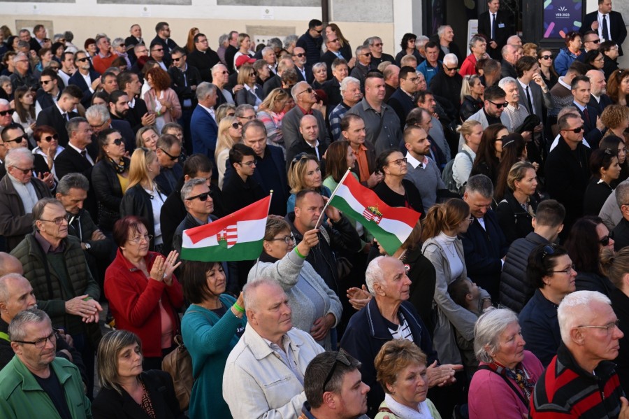 Résztvevők az 1956-os forradalom és szabadságharc 67. évfordulóján tartott veszprémi ünnepi megemlékezésen 2023. október 23-án. MTI/Koszticsák Szilárd