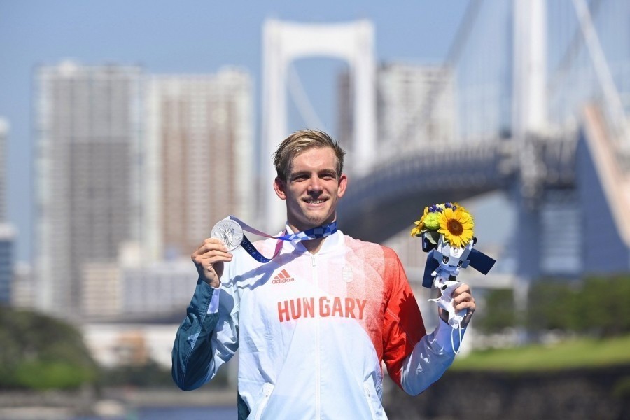 A tokiói olimpián ezüstérmes Rasovszky Kristóf a férfi nyíltvízi úszók 10 kilométeres versenyének eredményhirdetésén - Fotó: MTI/Czeglédi Zsolt 