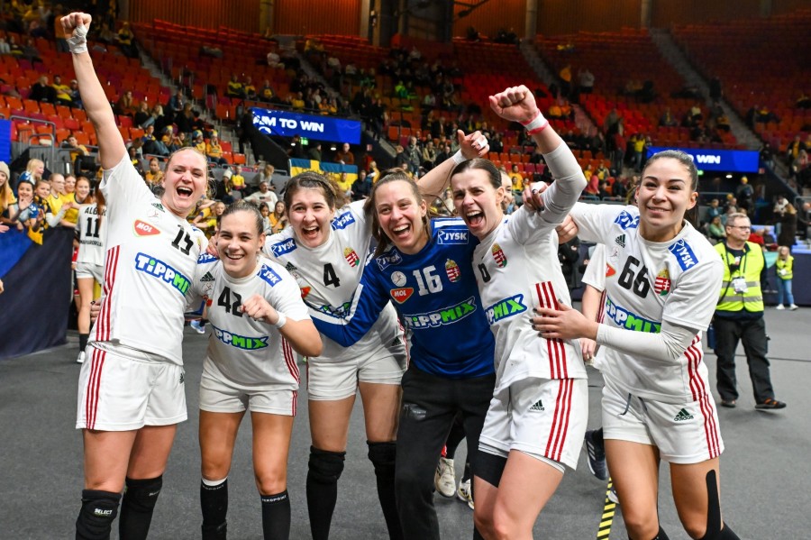 Debreczeni-Klivinyi Kinga, Klujber Katrin, Füzi-Tóvizi Petra, Böde-Bíró Blanka, Szöllősi-Schatzl Nadine és Győri-Lukács Viktória (b-j), a magyar válogatott tagjai ünnepelnek, miután csapatuk 23-22-re győztek az olimpiai kvalifikációs női kézilabda-világbajnokság középdöntőjének harmadik fordulójában játszott Magyarország - Horvátország mérkőzésen a svédországi Göteborgban 2023. december 11-én. MTI/Illyés Tibor