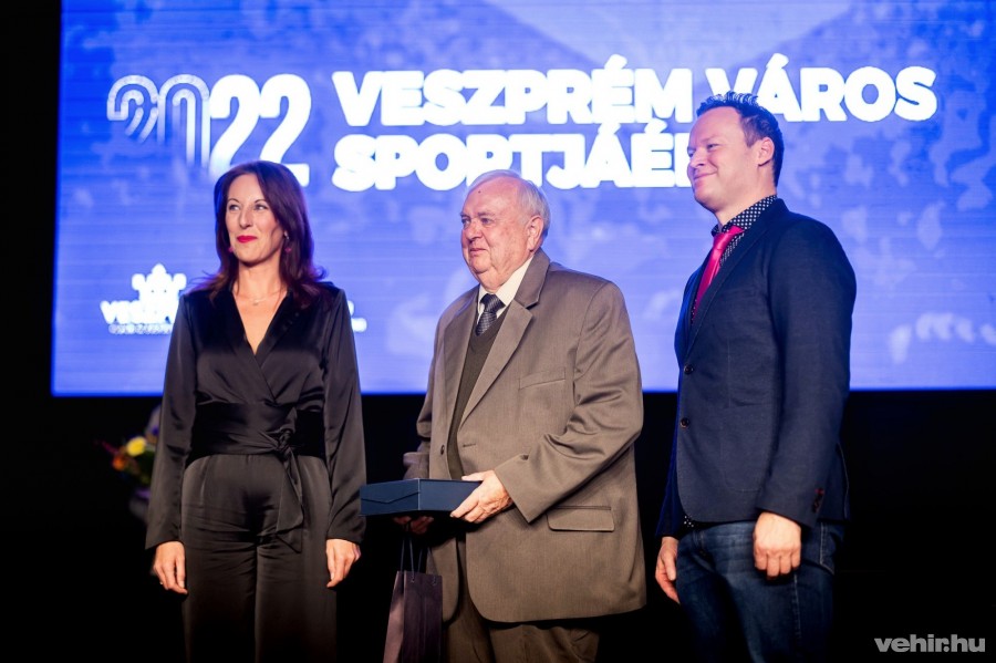 Sótonyi Mónika önkormányzati képviselő mellett Sikos László és Kiss Balázs olimpiai bajnok kalapácsvető