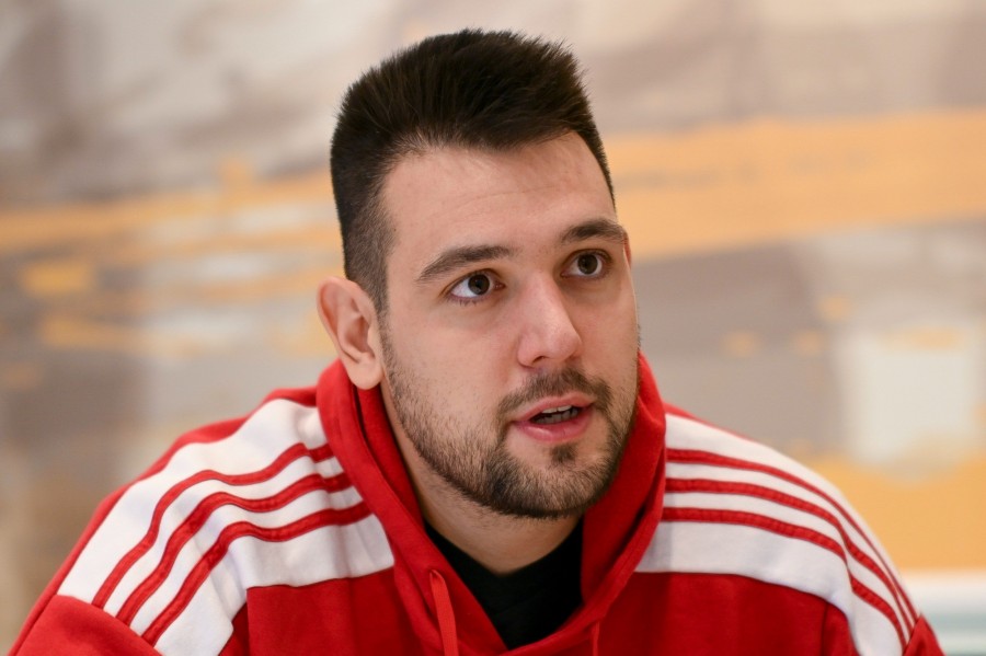 Bánhidi Bence, az olimpiai kvalifikációs férfi Európa-bajnokságon szereplő magyar kézilabda-válogatott játékosa interjút ad az MTI-nek a csapat müncheni szálláshelyén 2024. január 13-án. MTI/Czeglédi Zsolt