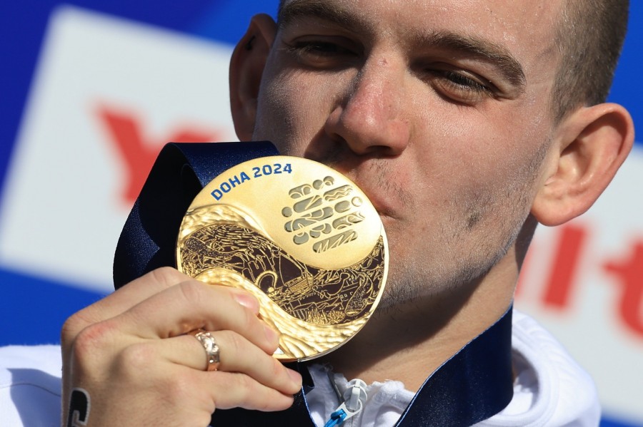 Az aranyérmes Rasovszky Kristóf a férfi nyíltvízi úszók 10 kilométeres versenye utáni eredményhirdetésen a dohai vizes világbajnokságon 2024. február 4-én. MTI/Derencsényi István